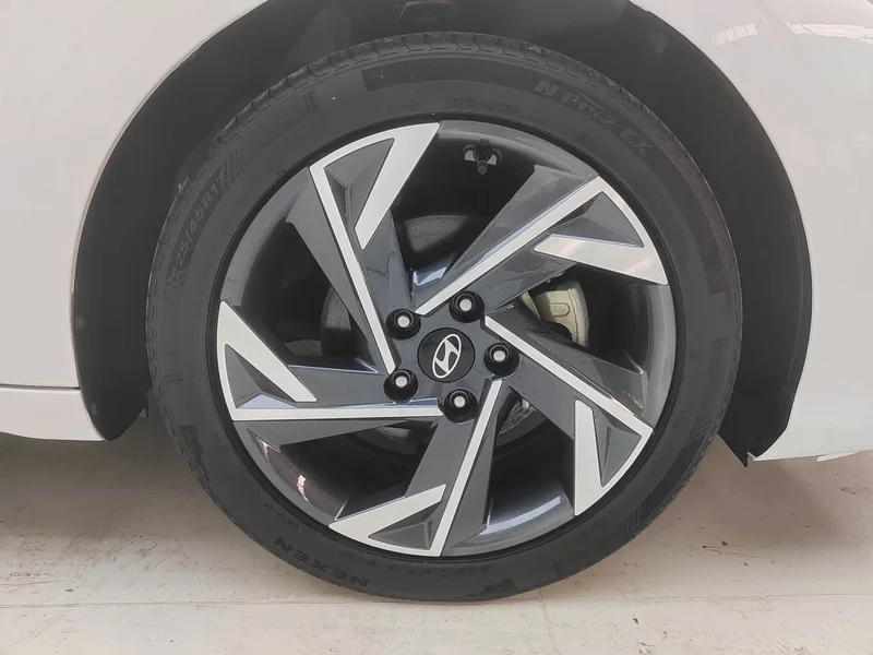Hyundai Elantra — фото 17