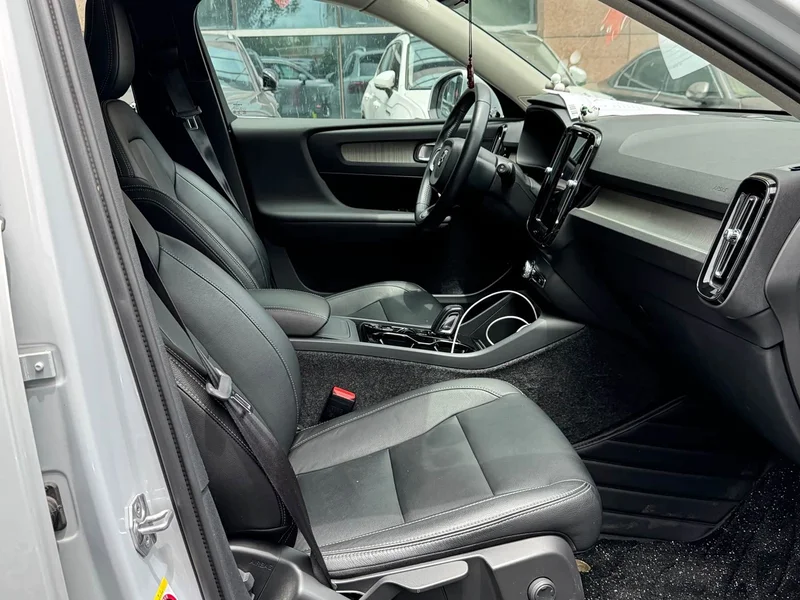 Volvo XC40 — фото 12