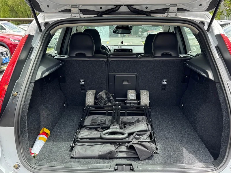 Volvo XC40 — фото 10