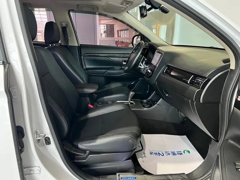 Mitsubishi Outlander — фото 12