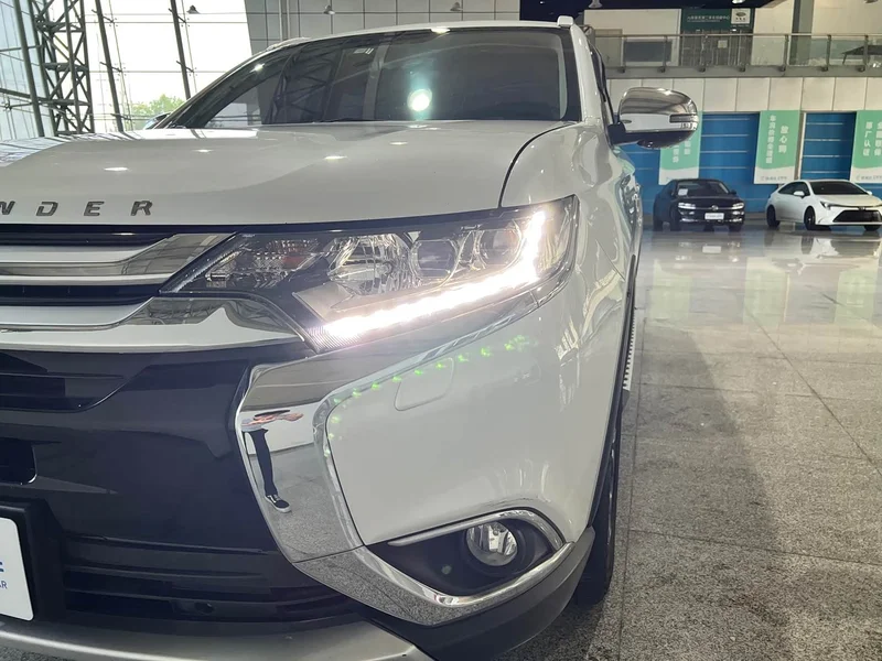 Mitsubishi Outlander — фото 14