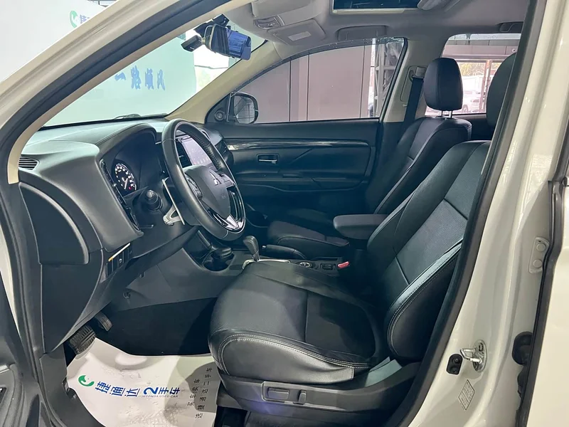 Mitsubishi Outlander — фото 15