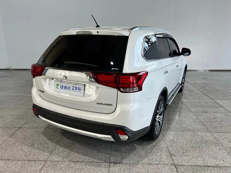 Mitsubishi Outlander — фото 4