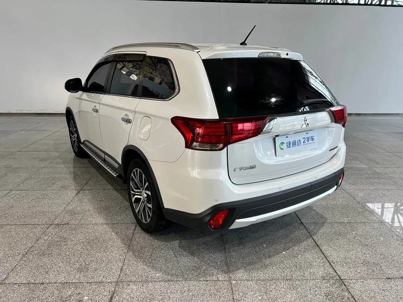 Mitsubishi Outlander — фото 7