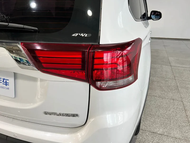 Mitsubishi Outlander — фото 9
