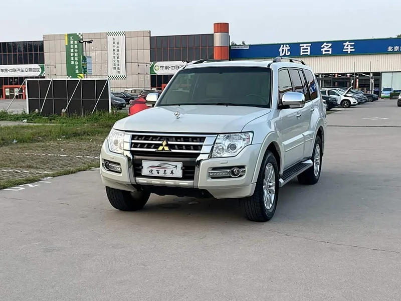 Mitsubishi Pajero (Imported)