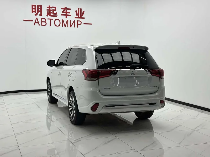Mitsubishi Outlander — фото 8