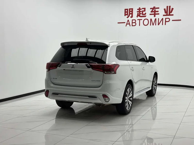 Mitsubishi Outlander — фото 9