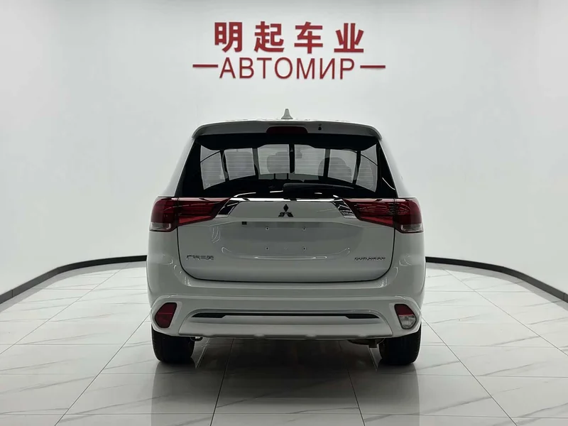 Mitsubishi Outlander — фото 10