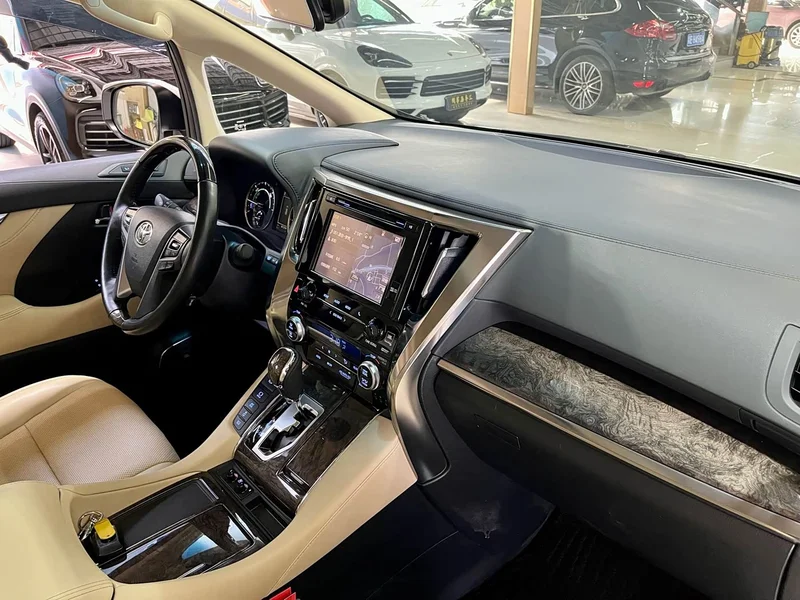 Toyota Alphard — фото 16