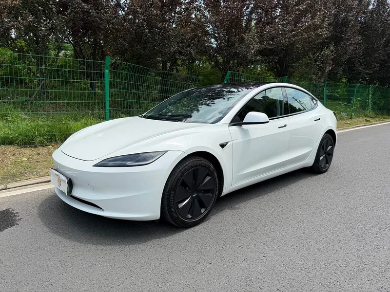 Tesla Model 3 — фото 1