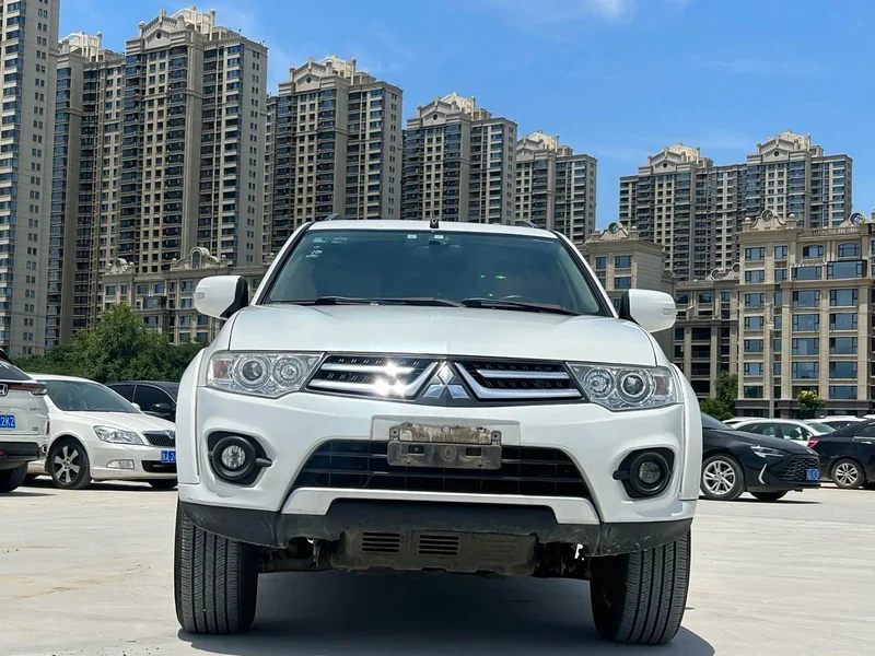 Mitsubishi Pajero — фото 2