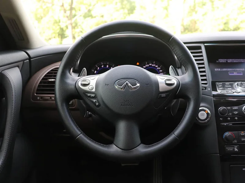 Infiniti QX70 — фото 17