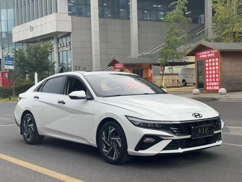 Hyundai Elantra — фото 1