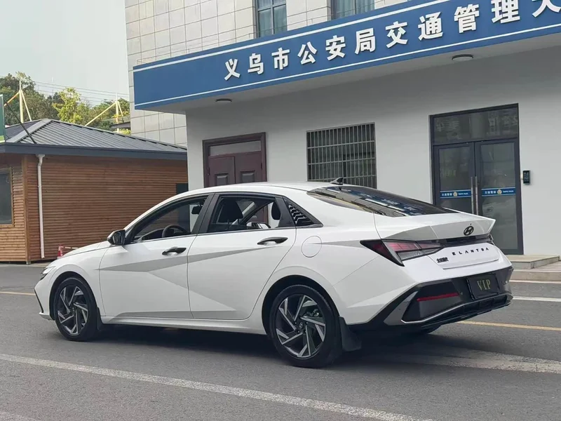 Hyundai Elantra — фото 3