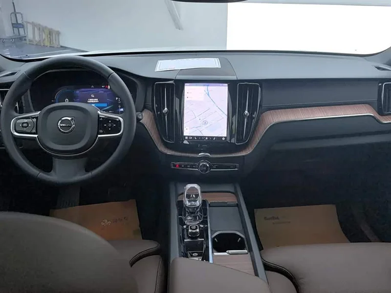 Volvo XC60 — фото 12