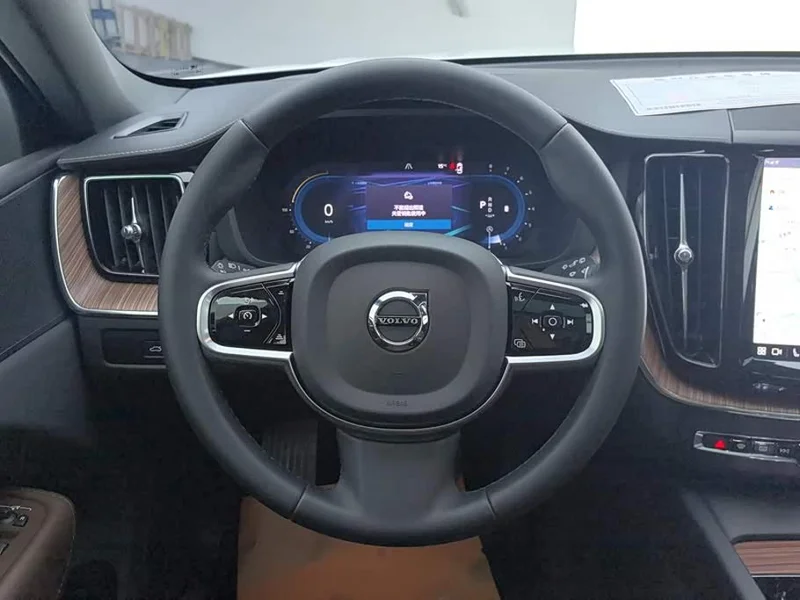 Volvo XC60 — фото 15