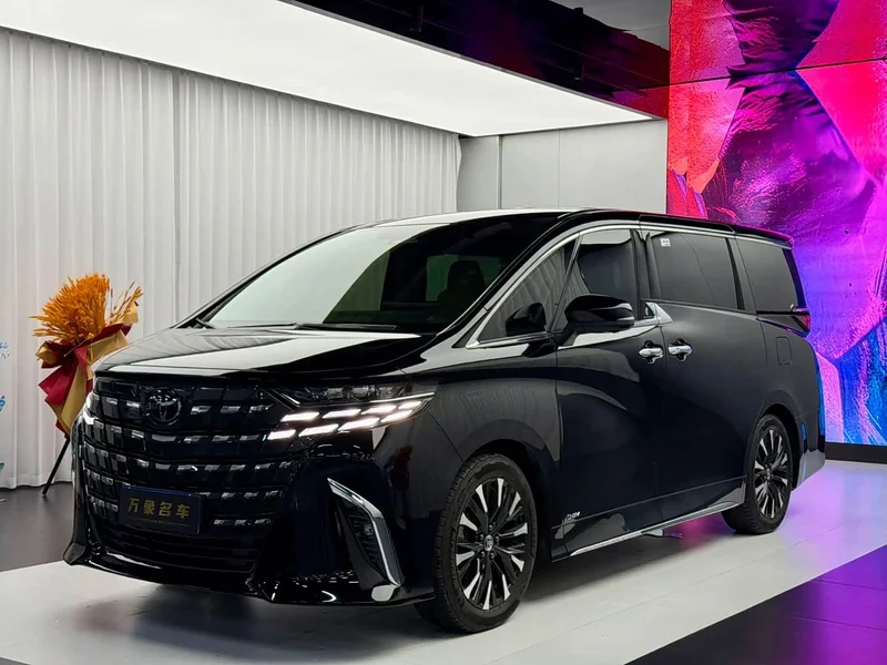 Toyota Alphard — фото 1