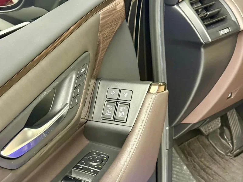 Toyota Alphard — фото 11