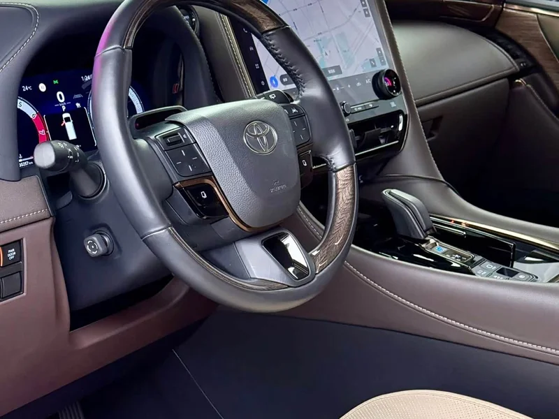 Toyota Alphard — фото 10