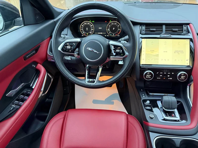 Jaguar E-PACE — фото 12