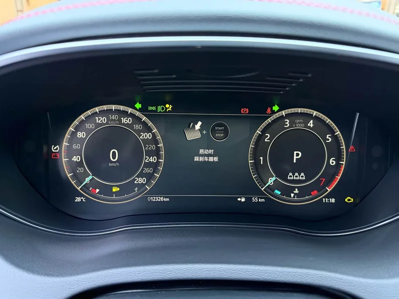 Jaguar E-PACE — фото 13