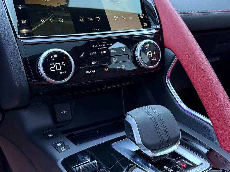 Jaguar E-PACE — фото 14