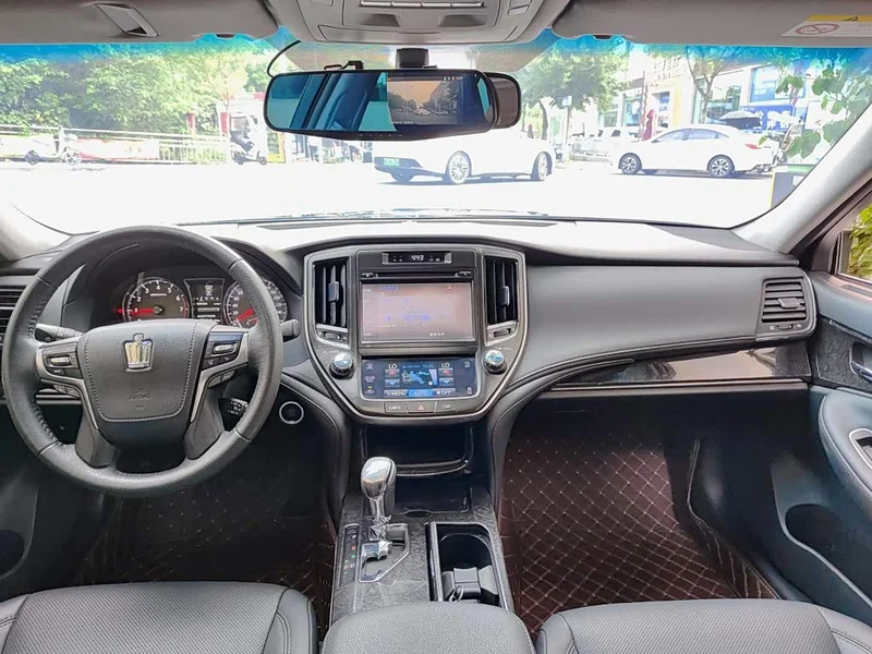 Toyota Crown — фото 10
