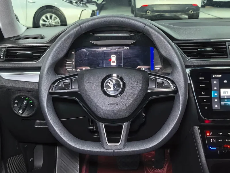 Skoda Superb — фото 11