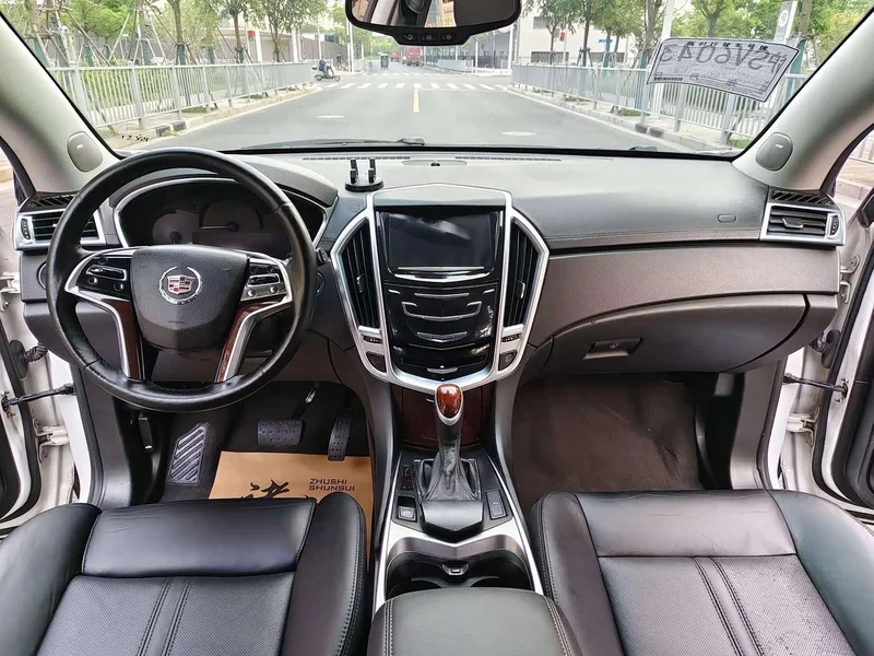 Cadillac SRX — фото 10