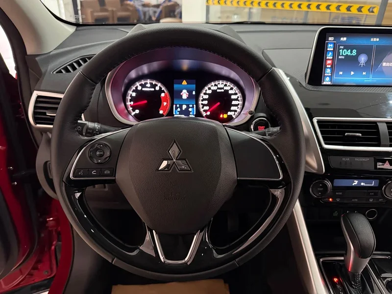 Mitsubishi Eclipse Cross — фото 12