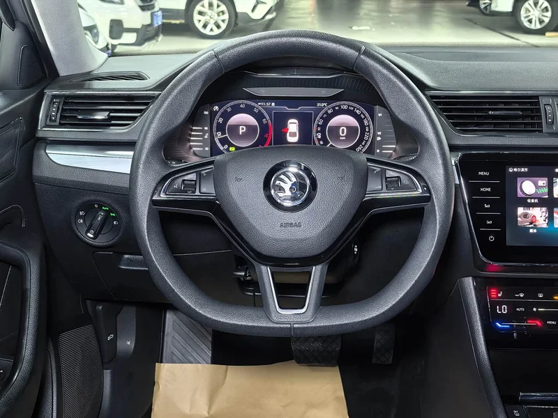 Skoda Superb — фото 11