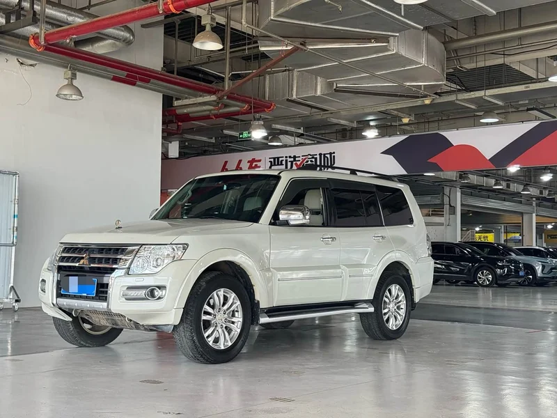 Mitsubishi Pajero (Imported)