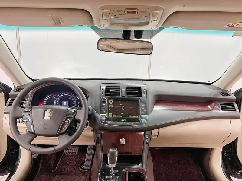 Toyota Crown — фото 11
