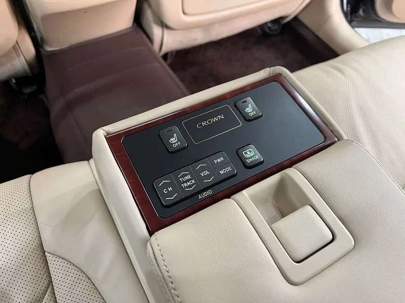 Toyota Crown — фото 16