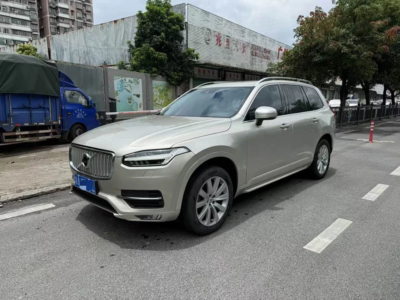 Volvo XC90 — фото 1