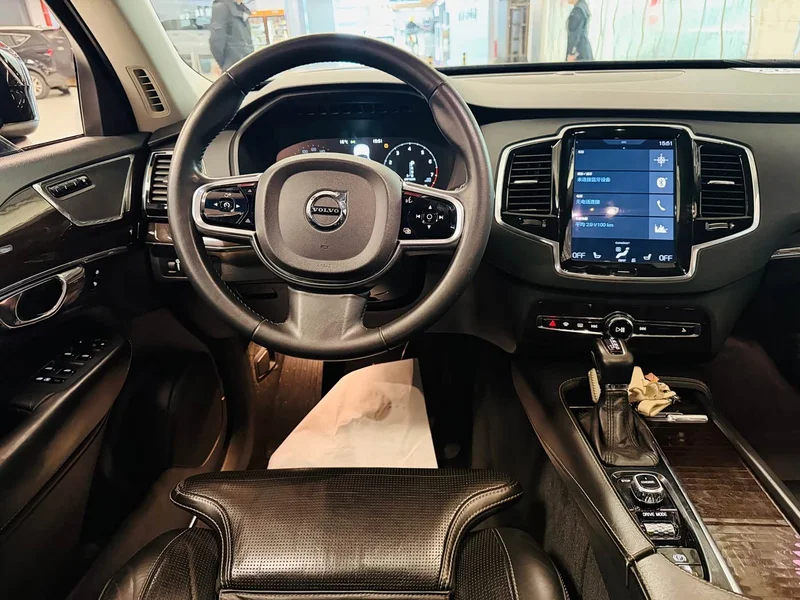 Volvo XC90 — фото 12