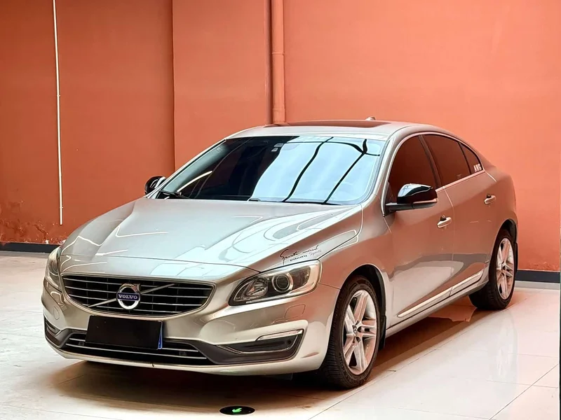 Volvo S60 — фото 1