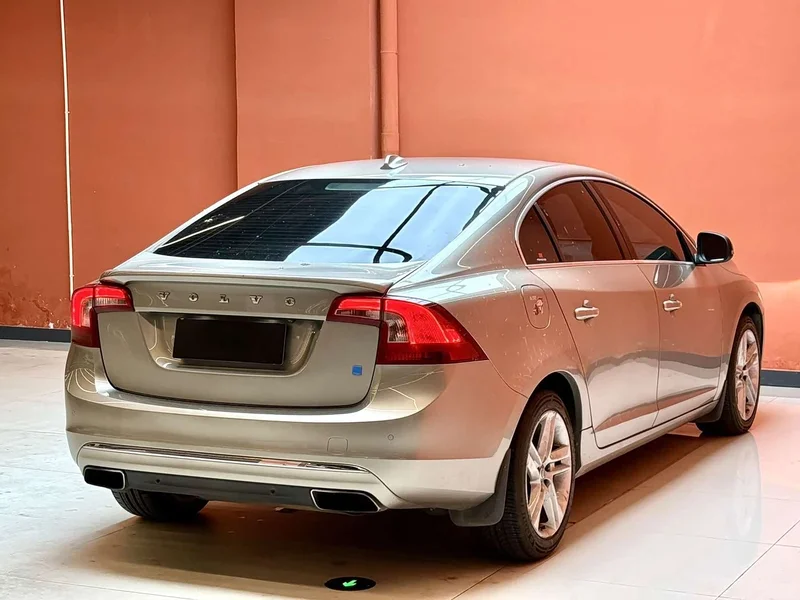 Volvo S60 — фото 11