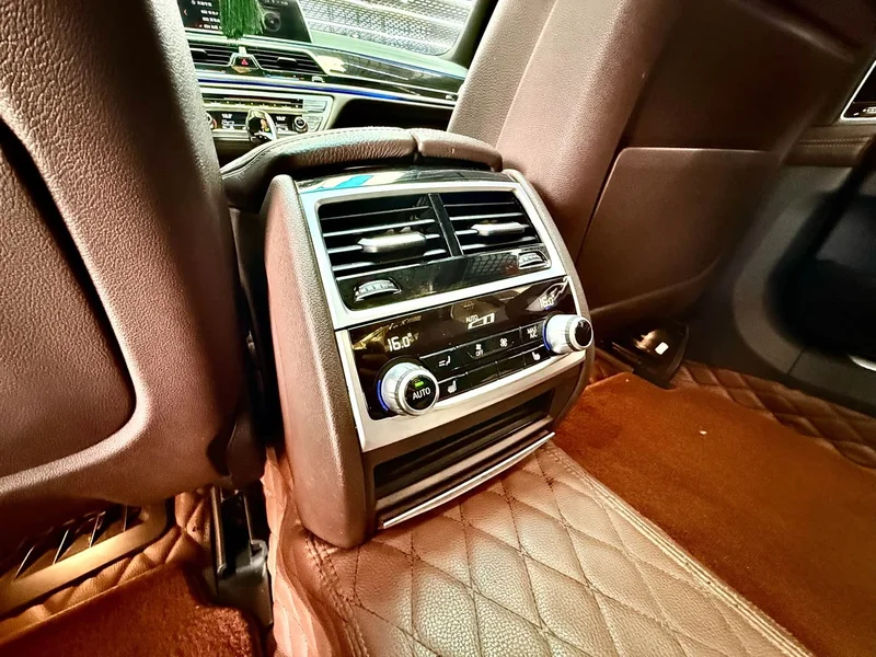 BMW 7-Series — фото 11
