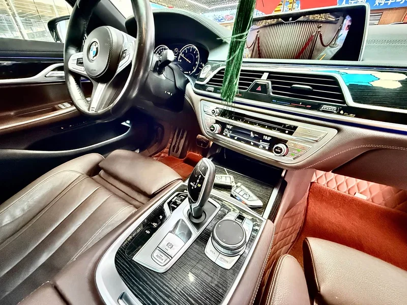 BMW 7-Series — фото 13