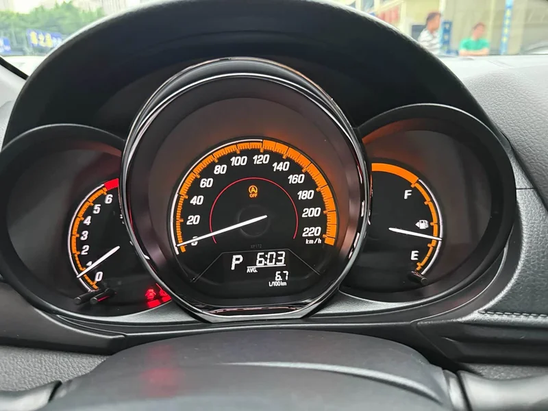 Toyota Yaris L — фото 8