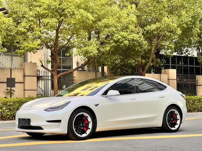 Tesla Model 3 — фото 1