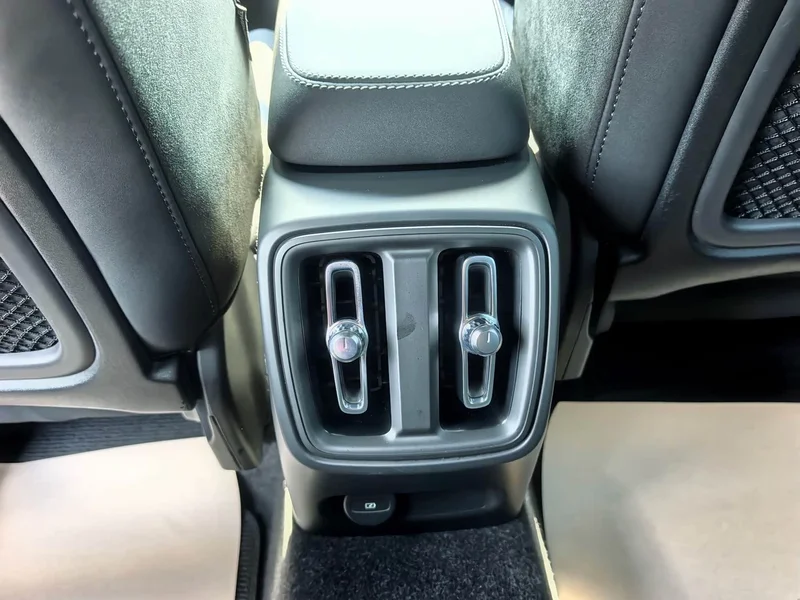Volvo C40 — фото 13