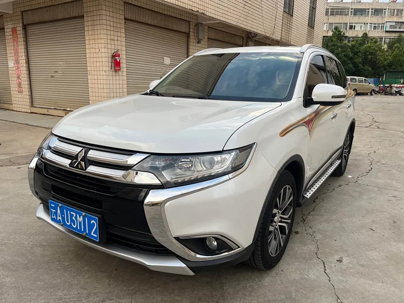 Mitsubishi Outlander — фото 1