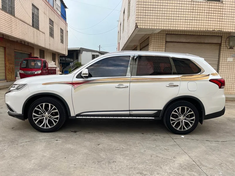 Mitsubishi Outlander — фото 7