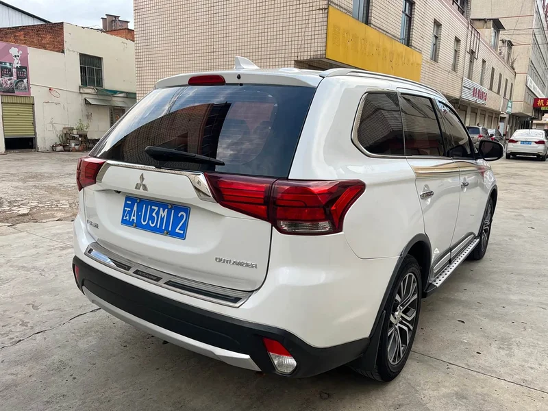 Mitsubishi Outlander — фото 10