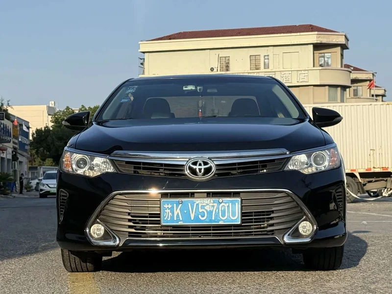 Toyota Camry — фото 1