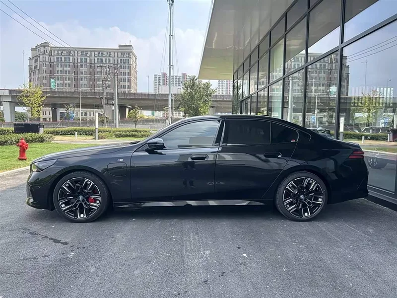 BMW i5 M60 — фото 3