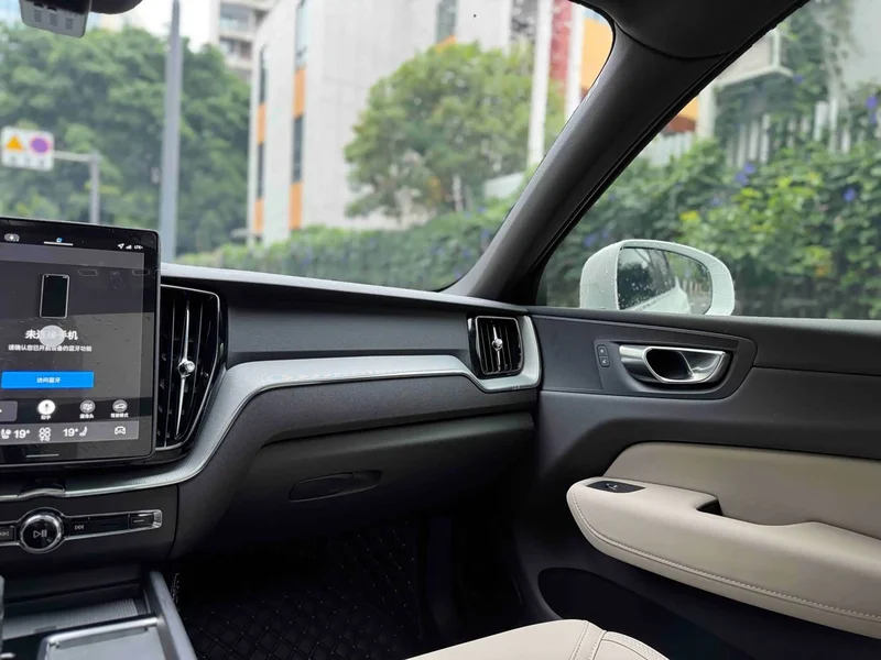 Volvo XC60 — фото 12